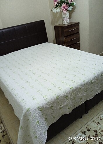 Yatak örtüsü çift kişilik ve 2 adet yastıkta ustunde