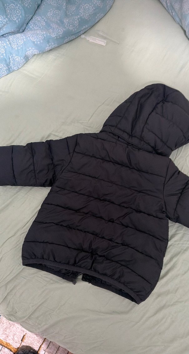 Erkek Çocuk Siyah Kapüşonlu Fermuarlı Mont - Görsel 2