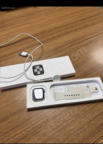 Apple Watch Beyaz Akıllı Saat ve Şarj Kablosu