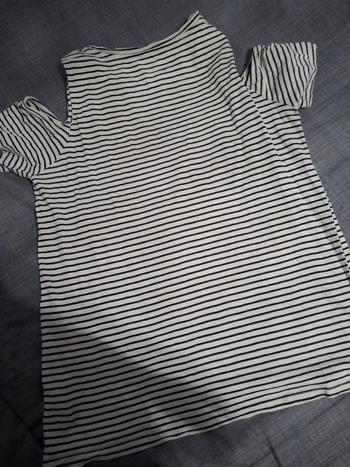 Çizgili omuz detaylı  Tişört - Görsel 2
