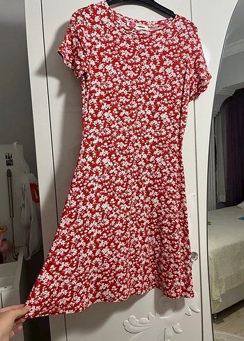 Kısa Kollu Kırmızı Çiçek Desenli Mini Elbise - Görsel 2