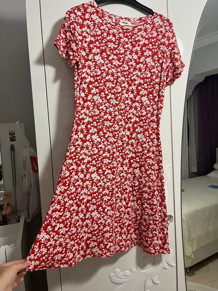 Kısa Kollu Kırmızı Çiçek Desenli Mini Elbise - Görsel 2