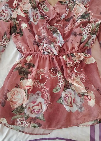Pembe Çiçekli V Yaka Volanlı Kadın Bluz