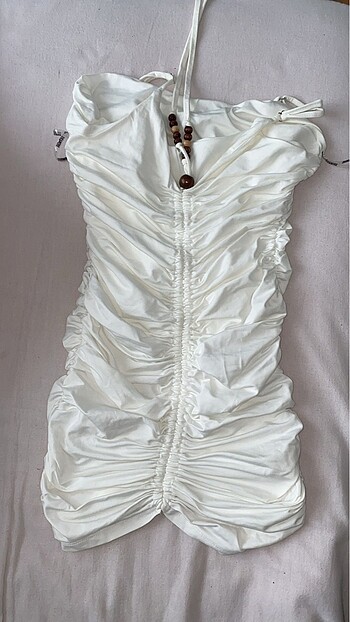 Büzgülü beyaz elbise