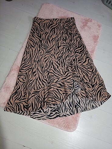 Zebra desenli yarım yırtmaçlı midi boy etek