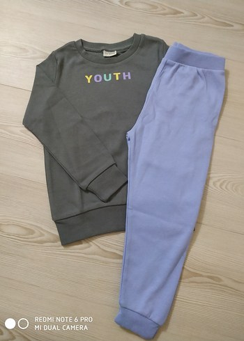 Gri Baskılı Sweatshirt ve Mor Eşofman Altı