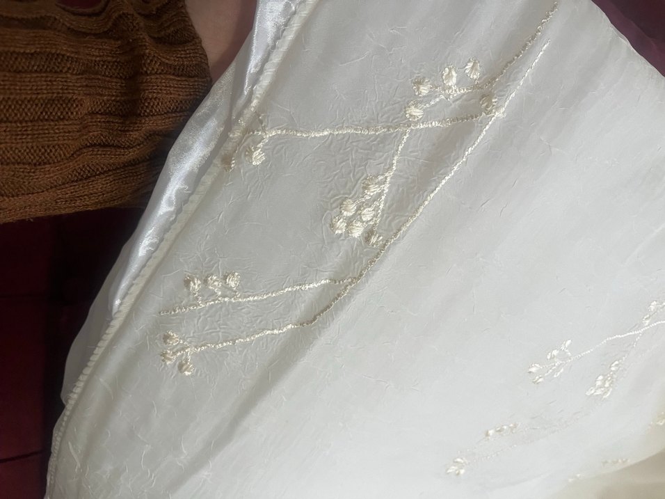 Nakışlı Beyaz Parlak Yatak Örtüsü - Görsel 3