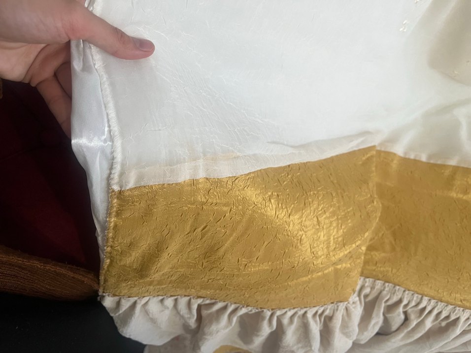 Nakışlı Beyaz Parlak Yatak Örtüsü - Görsel 2