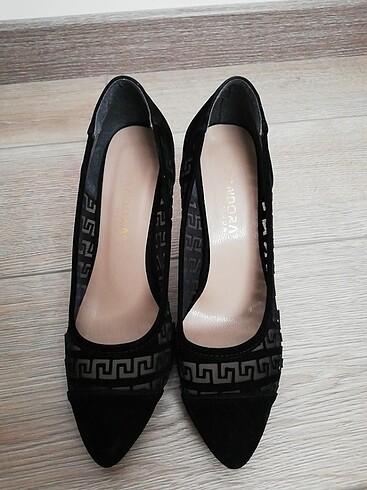 Siyah topuklu ayakkabi