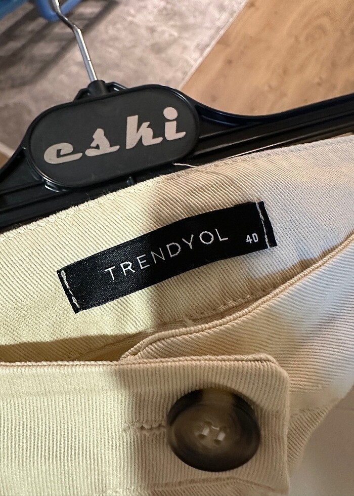 Trendyol marka yırtmaçlı pantolon - Görsel 4