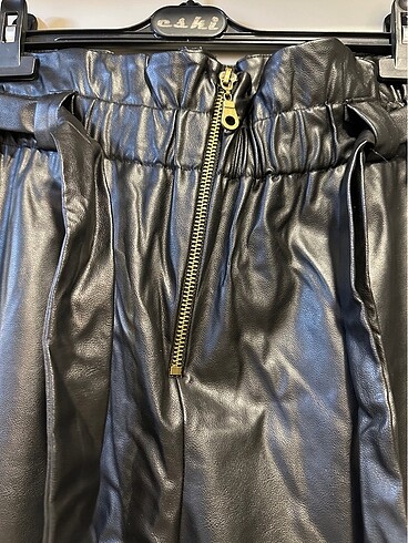 Koton marka yüksek bel ve kuşak detaylı deri pantolon - Görsel 2