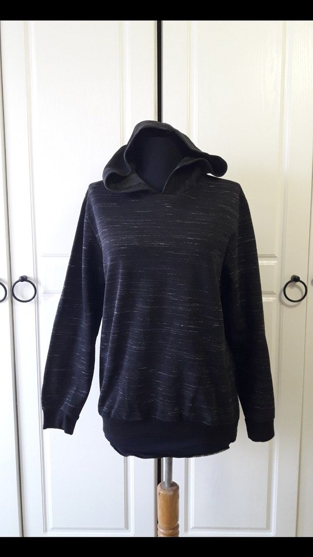 Siyah kapüşonlu sweatshirt - Görsel 2