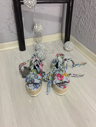 Zara hasır tabanlı sandalet
