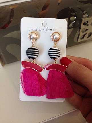 Trendyol & Milla Pembe püskül küpe