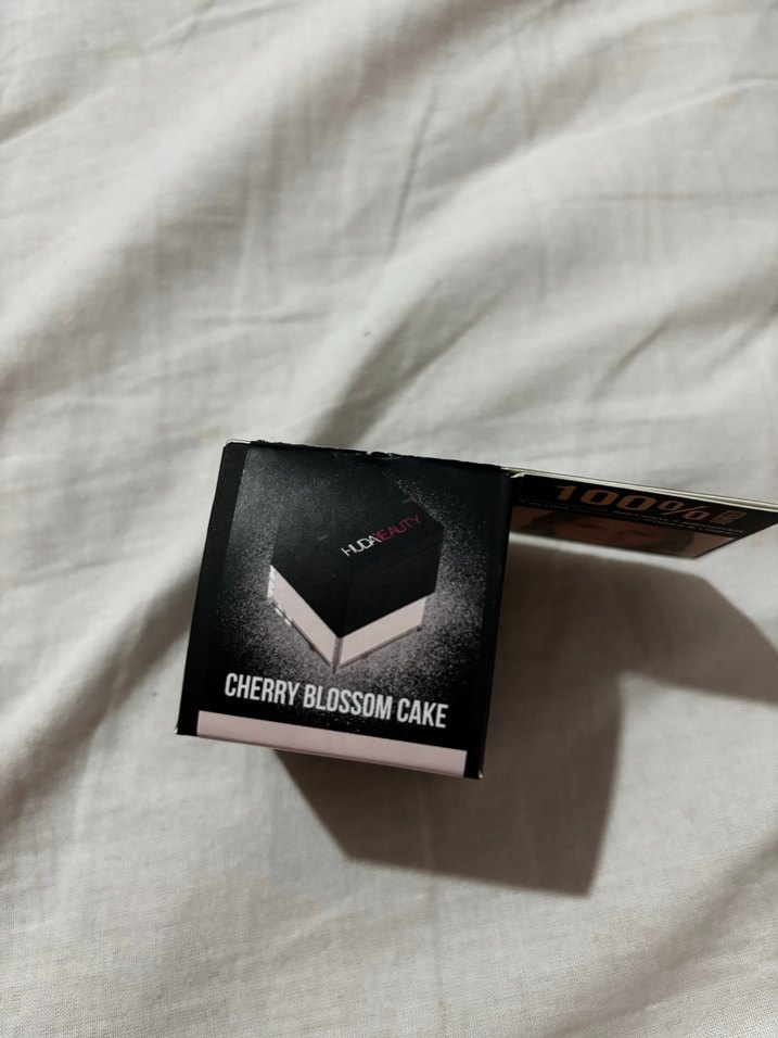 Huda Beauty Baby Bake cherry blossom cake - Görsel 2