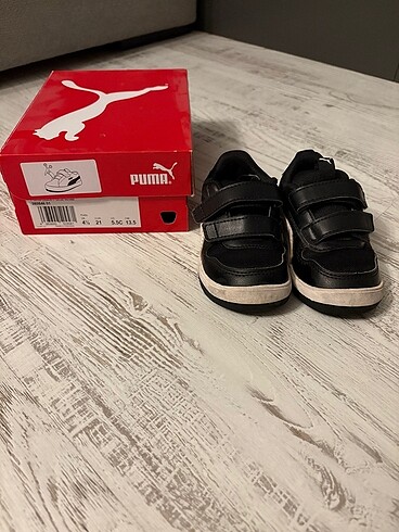 21 Beden siyah Renk PUMA SPOR AYAKKABI 21 NUMARA