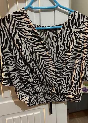 V Yaka Zebra Desenli Mini Bluz