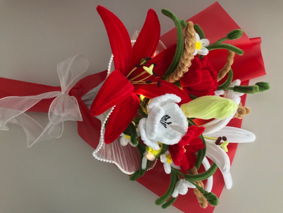 El Yapımı Şönil Kırmızı Çiçek Buketi - Görsel 3