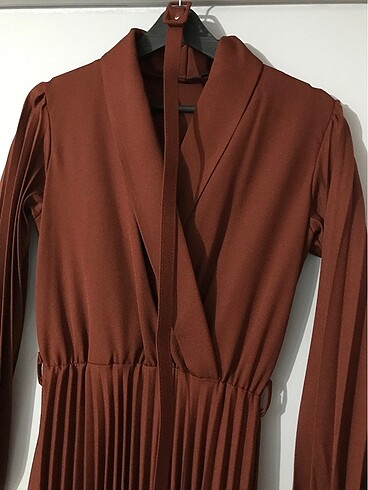 Kruvaze Yaka Eteği Pileli Kemerli Kiremit Elbise - Görsel 5