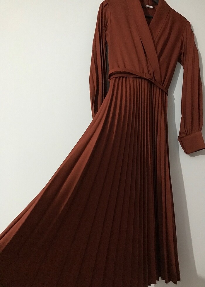 Kruvaze Yaka Eteği Pileli Kemerli Kiremit Elbise - Görsel 2