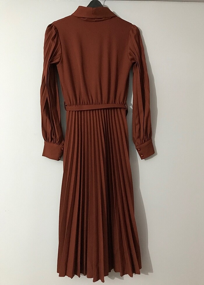 Kruvaze Yaka Eteği Pileli Kemerli Kiremit Elbise - Görsel 4