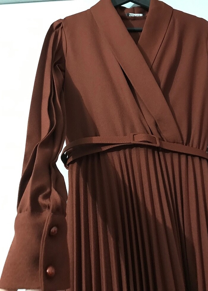 Kruvaze Yaka Eteği Pileli Kemerli Kiremit Elbise - Görsel 3