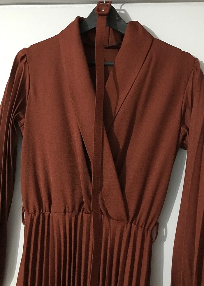 Kruvaze Yaka Eteği Pileli Kemerli Kiremit Elbise - Görsel 5