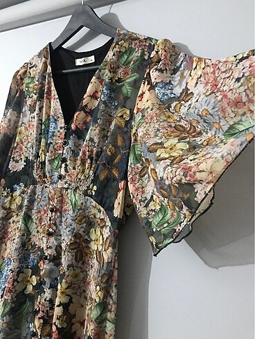 Batik Düğmeli Çiçek Desenli Şifon Midi Elbise