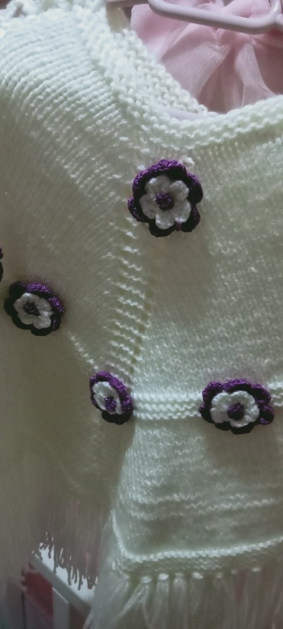 Kız Çocuk Beyaz Nakışlı Örgü Pelerin - Görsel 2