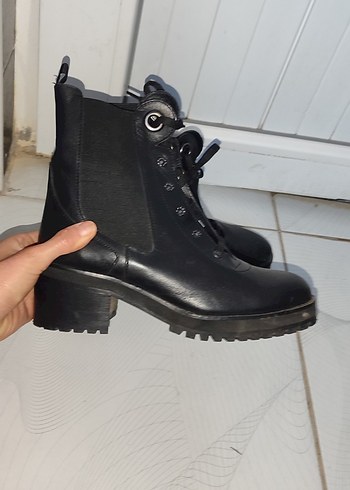 Siyah Deri Goth Tarzı Tokalı Kadın Bot - Görsel 5