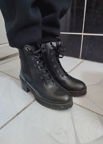 Siyah Deri Goth Tarzı Tokalı Kadın Bot - Görsel 7