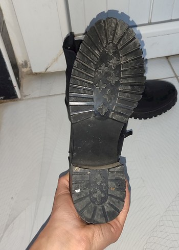 Siyah Deri Goth Tarzı Tokalı Kadın Bot - Görsel 6