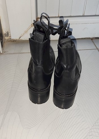 Siyah Deri Goth Tarzı Tokalı Kadın Bot - Görsel 4