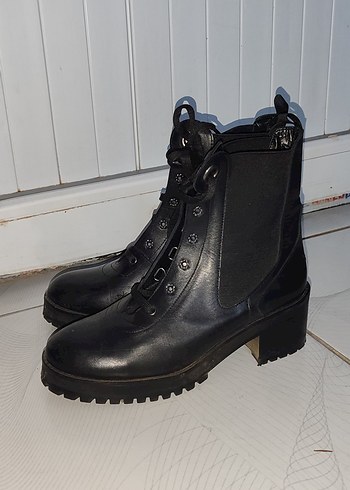 Siyah Deri Goth Tarzı Tokalı Kadın Bot - Görsel 2