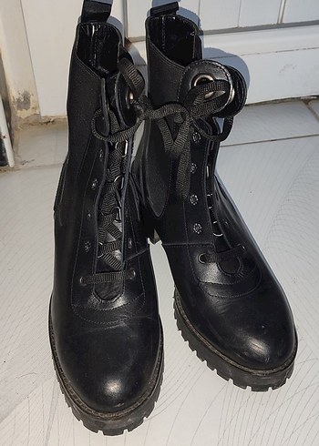 Siyah Deri Goth Tarzı Tokalı Kadın Bot - Görsel 3