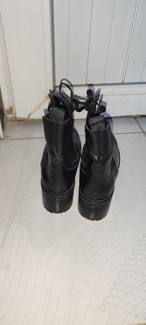 Siyah Deri Goth Tarzı Tokalı Kadın Bot - Görsel 4