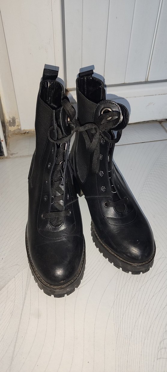 Siyah Deri Goth Tarzı Tokalı Kadın Bot - Görsel 3