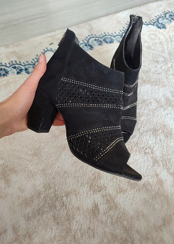 Siyah Pul Detaylı Topuklu Bot - Görsel 5