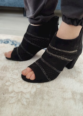 Siyah Pul Detaylı Topuklu Bot - Görsel 3