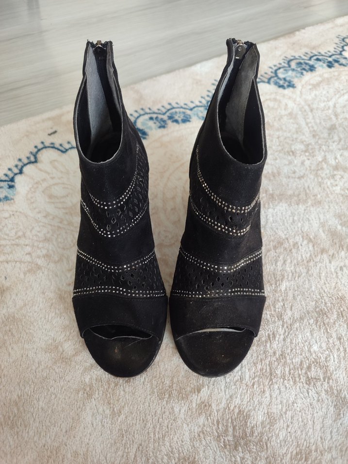 Siyah Pul Detaylı Topuklu Bot - Görsel 4