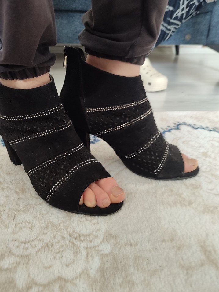 Siyah Pul Detaylı Topuklu Bot - Görsel 2