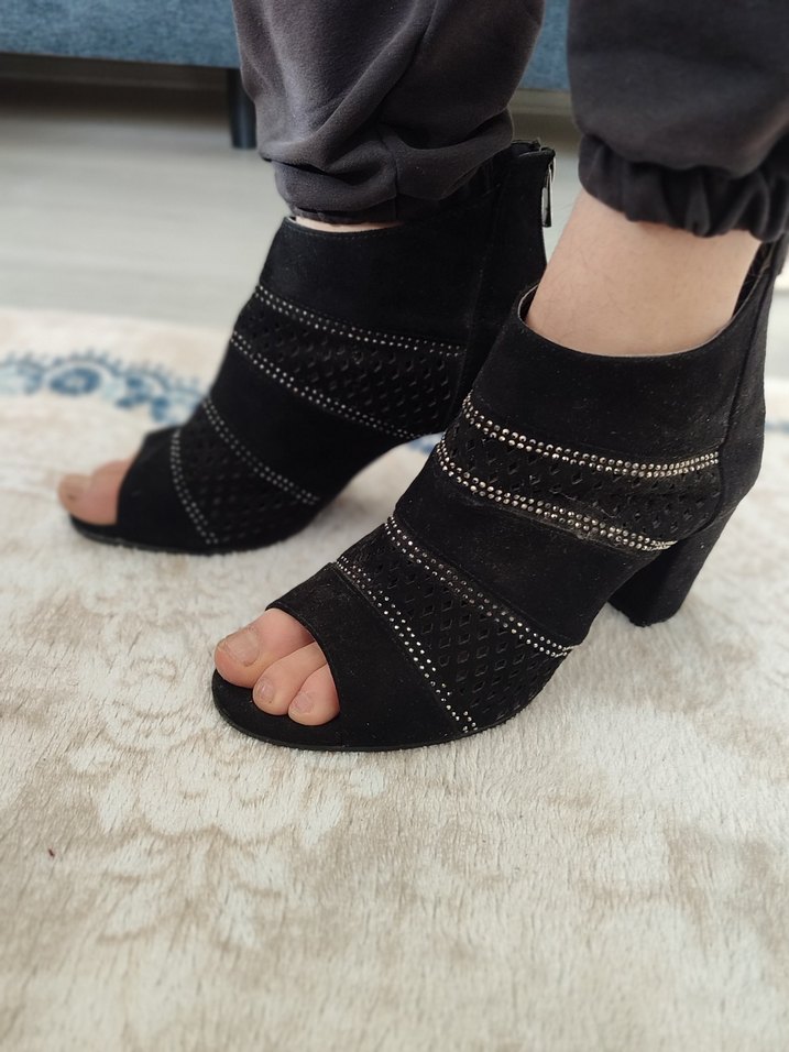 Siyah Pul Detaylı Topuklu Bot - Görsel 3