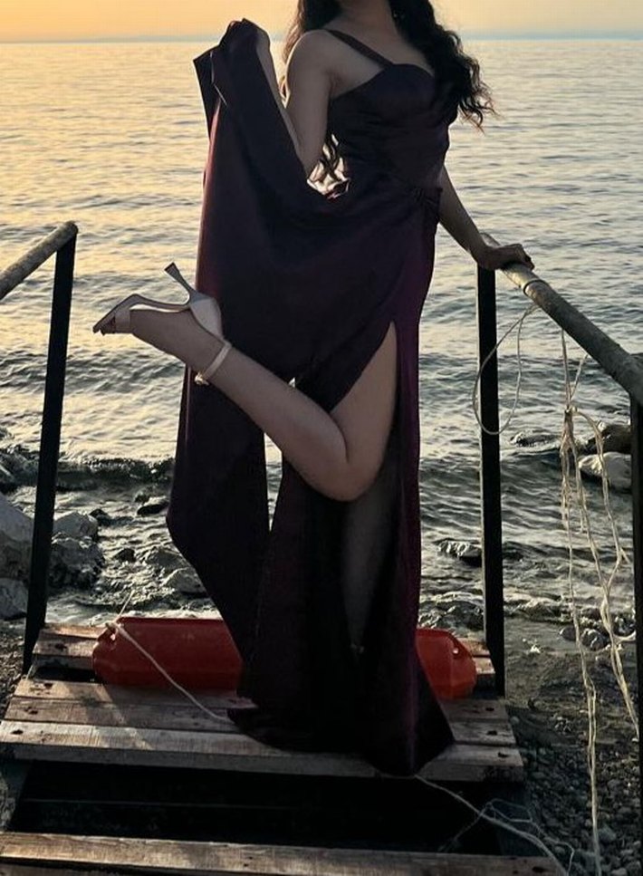 Bordo Uzun Drapeli Kadın Yırtmaçlı Abiye Elbise - Görsel 2