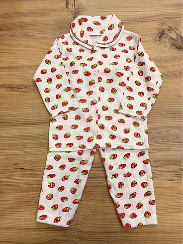 Çilekli alt üst yeni doğan pijama