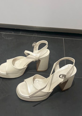 Beyaz topuklu ayakkabı - Görsel 2