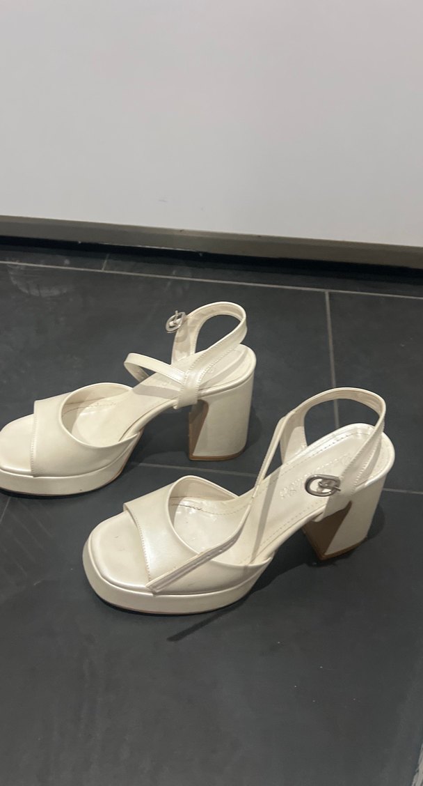 Beyaz topuklu ayakkabı - Görsel 2