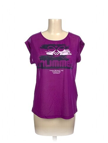 Hummel T-shirt %70 İndirimli.