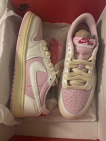 Nike nike travis pink