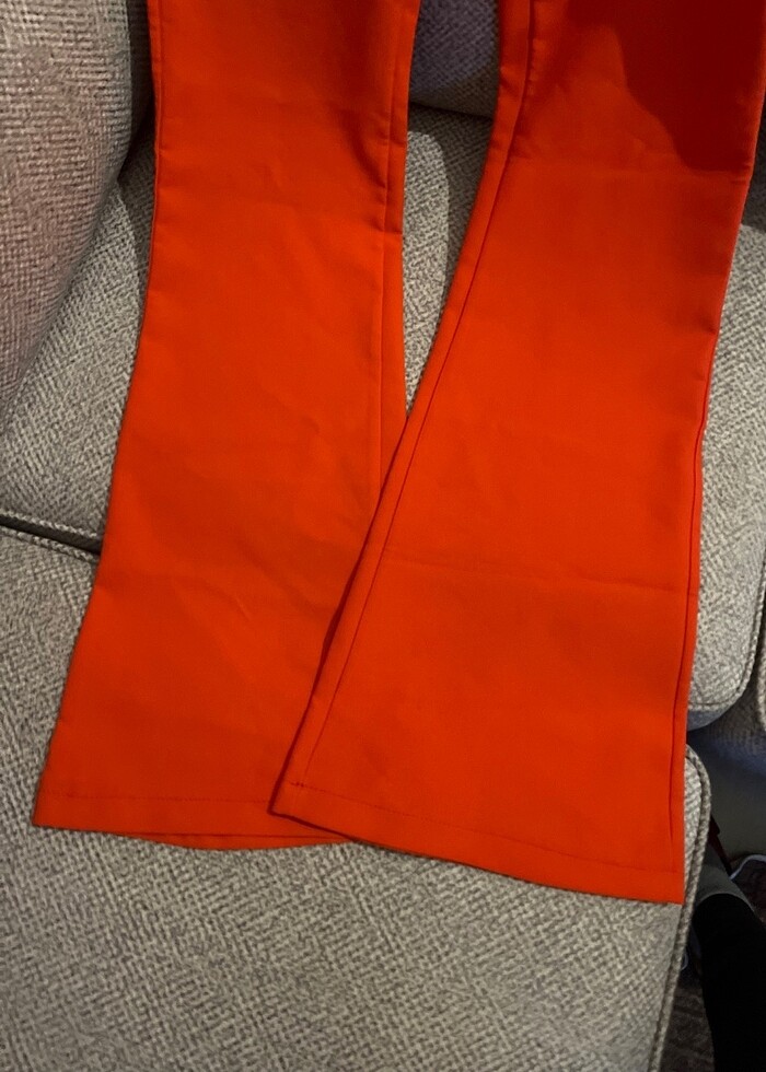 Kırmızı pantolon - Görsel 2