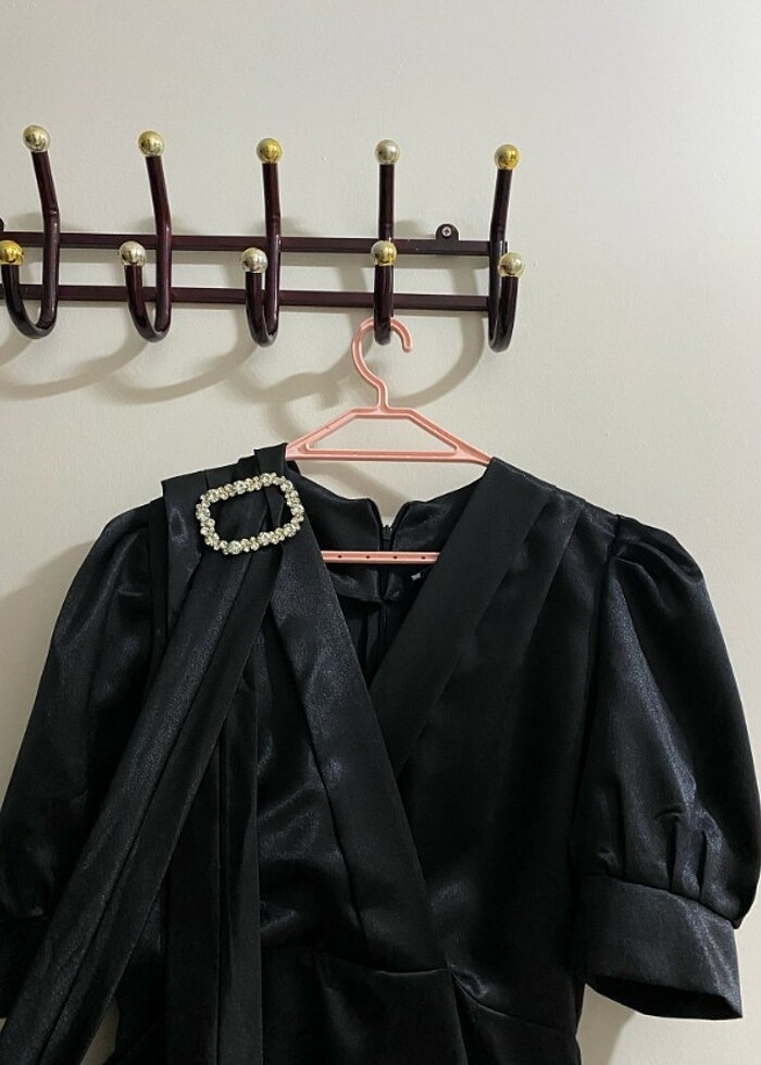 Siyah Saten Elbisel - Görsel 4